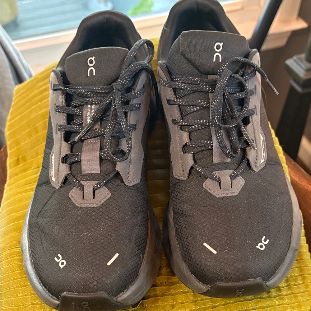 On Running Men's Black and Gray Athletic Shoes